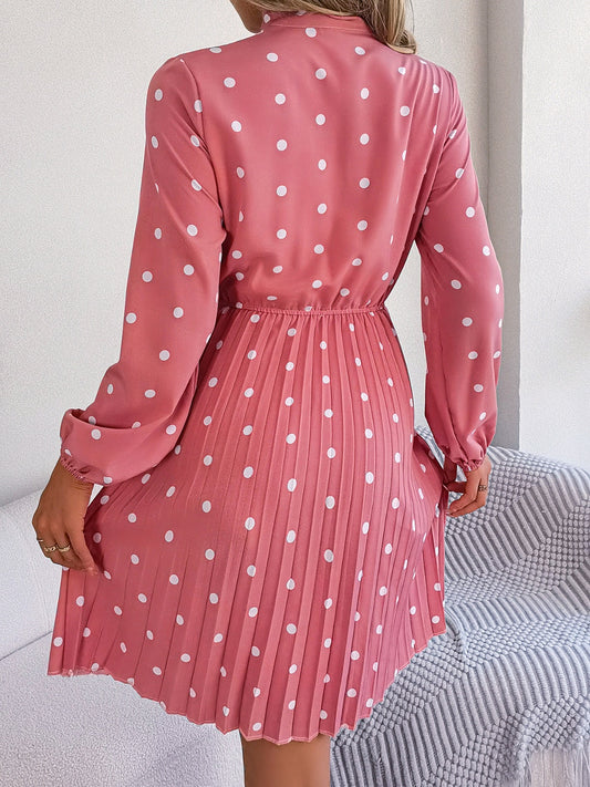Robe plissée à pois et col noué