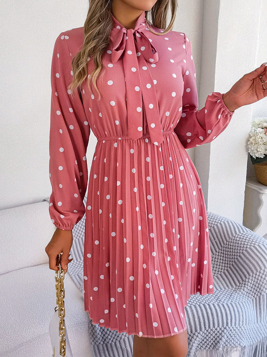 Robe plissée à pois et col noué